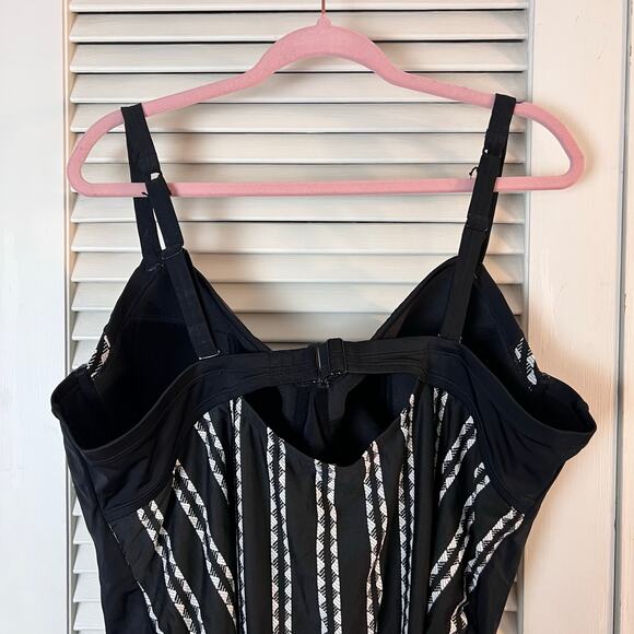 Torrid Black & White Chevron One Piece Swimsuit Size 3 Ruched Bustier Style - Picture 5 of 7